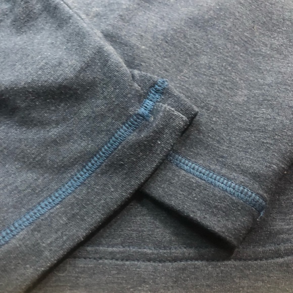 Under Armour Men’s Loose Hoodie Cold Gear, thinner style material - Picture 3 of 7